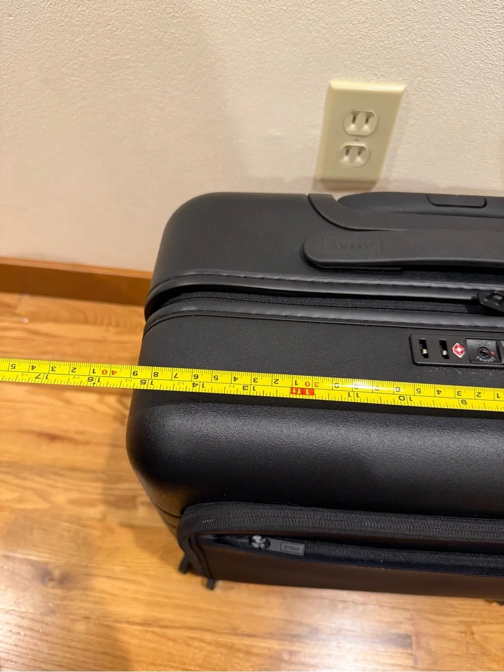 Away Brand The Daily Carry On Hardshell Spinner 4 Wheel Suitcase 17